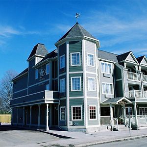 The Village Inn Of Lakefield Exterior photo