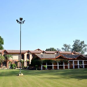 Ashok Country Resort Nuova Delhi Exterior photo