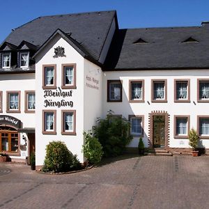 Hotel Gastehaus Weingut - Frohliches Weinfass Kenn Exterior photo