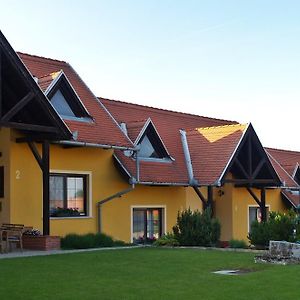 Huber Panzio Bed and Breakfast Fertőrákos Exterior photo