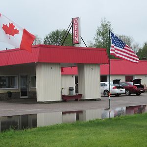 Village Inn Motel Iron Bridge Exterior photo