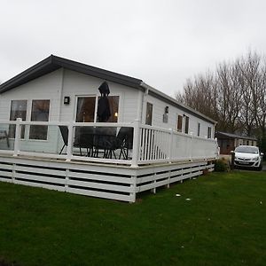 Castle Lake Lodge Cheswick  Exterior photo