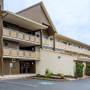 Days Inn By Wyndham Harrisburg North Exterior photo