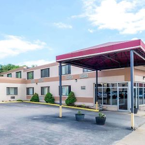 Hotel Super 8 By Wyndham Watertown/Cambridge/Boston Area Exterior photo