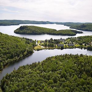 Hotel Auberge du Lac-à-l'Eau-Claire Saint-Alexis-des-Monts Exterior photo