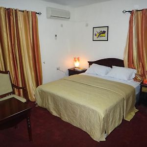 Ed Scob Suites Lagos Room photo
