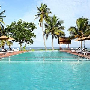 Hotel Abad Whispering Palms Kumarakom Exterior photo