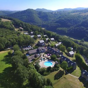 Hotel Vvf Cantal Salers Vendes Bassignac Exterior photo