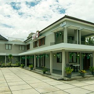 Oyo 882 Puri Gevana Guest House Padang  Exterior photo