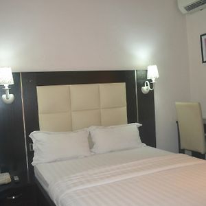 Mac Dove Lounge & Suites Lagos Exterior photo