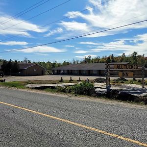 All Tucked Inn Waubaushene Exterior photo