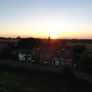 The Royal Arms Hotel Sutton Cheney Exterior photo