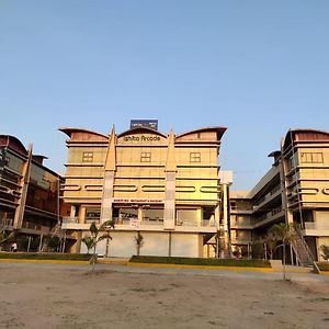 The Grand Takshak Hotel Mahesana Exterior photo