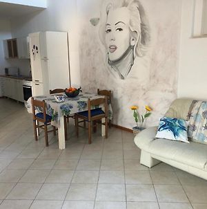 Casa vacanza Marilyn Monroe Appartamento Alba Adriatica Exterior photo