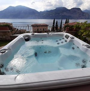 Appartamento DELUXE 2 con vasca idromassaggio vista Lago di Garda, riscaldata, privata e utilizzabile tutto l'anno Brenzone sul Garda Exterior photo