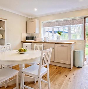 Bramley Fall Cottage, Chichester 4Km, 3 Bedrooms, Sleeps 6, West Wittering Beach 10 Minute Drive, Quiet Rural Location, Free Wi Fi, Free Sky Tv Inc Sports & Kids, Child Friendly, Stairgates, High Chair, Travel Cot, Welcome Pack, Private Parking Exterior photo