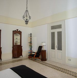 Palazzo Introna Bed and Breakfast Mola di Bari Exterior photo