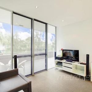 Sun-Drenched 3 Bedroom Apartment in Turrella Sydney Exterior photo