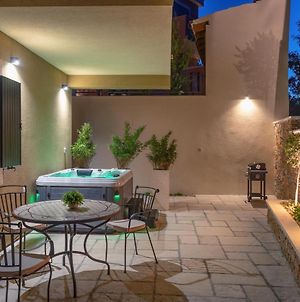 Teona Luxury Studio Apartment With Jacuzzi And Garden View Sali Exterior photo