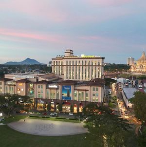 The Waterfront Hotel Kuching Exterior photo