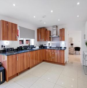 Luxury 5 Bedroom Serviced House Leavesden With 4 Bathrooms And Parking Watford  Exterior photo