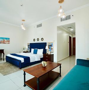 Two Continents Holiday Homes - Elegant Sea View Four Bedroom Apartment Dubai Exterior photo