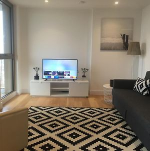 Luxurious Serviced Apartment In Croydon Exterior photo