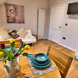Modern & Spacious Apartment In The Heart Of The Historic Old Town Of Aberdeen, Free Parking, Free Wifi Exterior photo