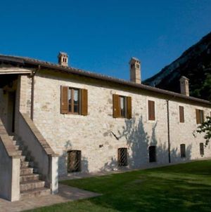 Casa ridente nella valle del Menotre con giardino Villa Pale Exterior photo