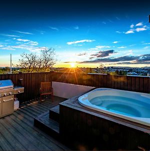 Iceland Sjf Villa, Hot Tub & Outdoor Sauna Amazing Mountains And City View Over Reykjavík Exterior photo