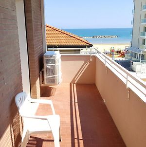 3 Bedrooms Appartement With Sea View Furnished Balcony And Wifi At Viserba Rimini Exterior photo