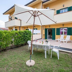 Comfortable Villa In Paestum With Shared Swimming Pool Exterior photo
