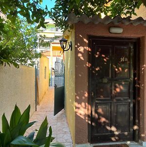 Cosy Guesthouse-Souterrain With Garden In City Center Corinto Exterior photo