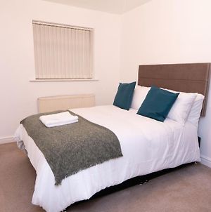 Gusto - 4 Beds, Sleeps 7- Delightful Leisure Stay Handforth Exterior photo