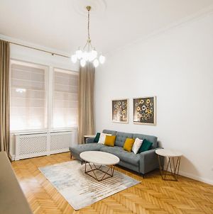 Unique Experience At Rimanoczy Palace Appartamento Gran Varadino Exterior photo