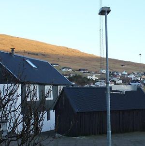 Unikt hus i Miðvágur med havudsigt. Villa Exterior photo