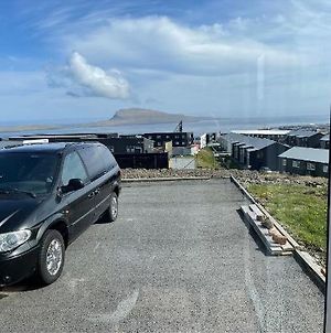 Modern Apartment With City & Oceanside View Hoyvík Exterior photo