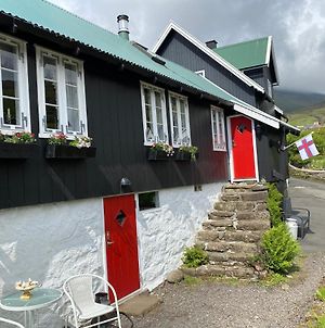 Cozy Traditional Faroese House Next To The River Villa Kvivik Exterior photo