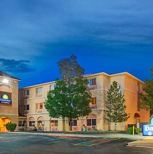 Days Inn & Suites By Wyndham Airport Albuquerque Exterior photo