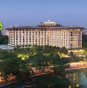 Chatrium Hotel Royal Lake Yangon Exterior photo