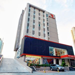 Red Planet Manila Amorsolo - Multiple Use Hotel Exterior photo