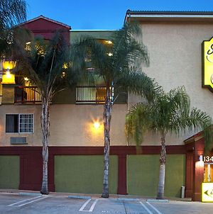 Super 8 By Wyndham Los Angeles Downtown Motel Exterior photo