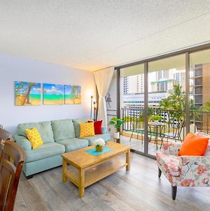 Beautiful 7Th Floor With Partial Ocean Views | 1 Block To Beach | Free Parking & Wifi Appartamento Honolulu Exterior photo