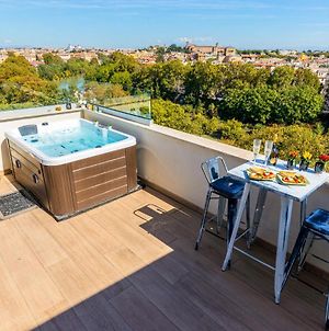 Penthouse With A Panoramic Rooftop In Trastevere Appartamento Roma Exterior photo
