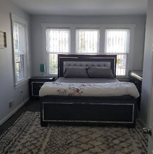 Lovely 3 Bedroom Apt With Parking On Premises Newark Exterior photo