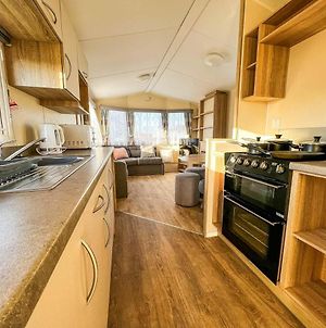 Lovely 8 Berth Caravan With Wifi At Seawick Holiday Park In Essex Ref 27021R Clacton-on-Sea Exterior photo