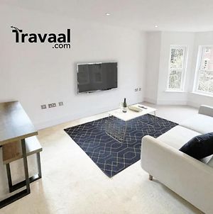 Travaal.Om - 2 Bed Serviced Apartment Guildford Exterior photo
