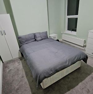 Large Double Room In Ilford, Close To Train Station & Shops, Free Parking Exterior photo