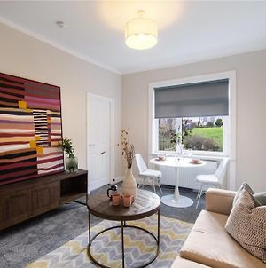 4 Bedrooms Homely House - Sleeps 6 Comfortably With 6 Double Beds,Glasgow, Free Street Parking, Business Travellers, Contractors, & Holiday-Goers, Near All Major Transport Links In Glasgow & City Centre Exterior photo
