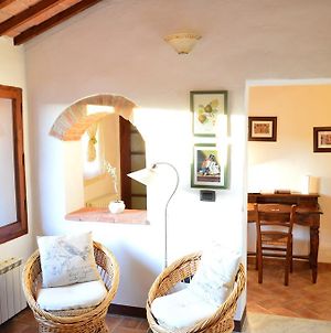 Apartment With Little Arch Montepulciano Stazione Room photo